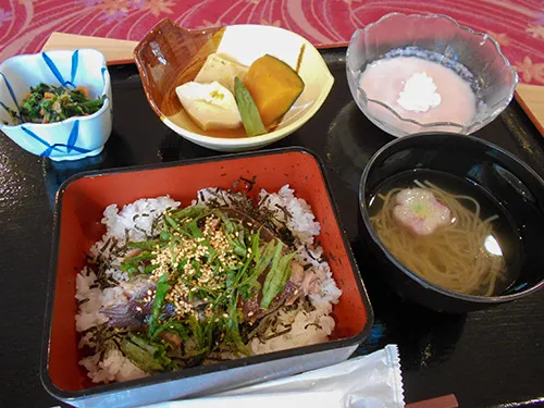 【こいのぼり御膳】手ごね寿司[写真]