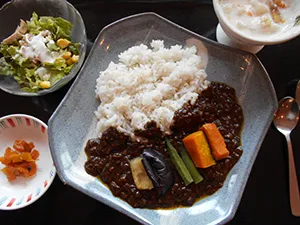好評の夏の黒カレー[写真]